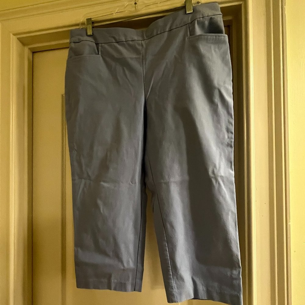 Chico's Sz 3 (16/XL) light blue stretchy capris w/ pockets